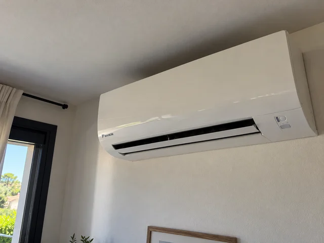 Vue rapprochée d’une unité intérieure Daikin et de son volet de soufflage