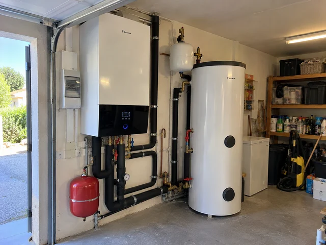Module mural Daikin et ballon vertical blanc dans un garage