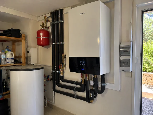 Module intérieur Daikin avec tuyauteries isolées et vase d’expansion dans un local technique